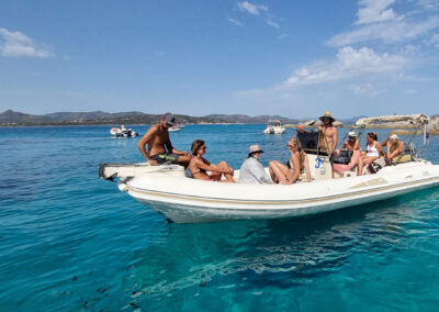 Escursioni in Gommone Spiaggia Brandichi Beach. Stabilimento attrezzato - numero chiuso