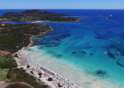Spiaggia Cala Brandinhi- Cala Brandinchi ha saputo mantenere un equilibrio tra accessibilità e conservazione dell’ambiente naturale adottando il numero chiuso